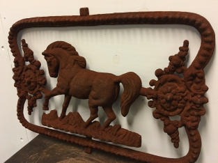 Zwaar en fors gietijzeren wandornament met afbeelding van een paard, prachtig.